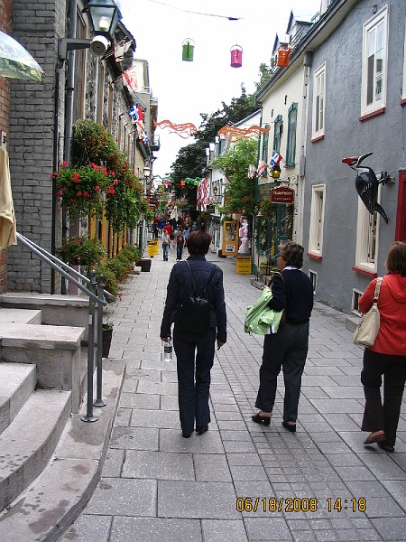 narrow_street.JPG