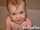 smiling_emma_in_tub * 1600 x 1200 * (638KB)